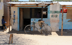 Juni: Friseursalon (Lake Eyasi)