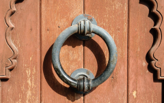 Januar: Türklopfer in Nizwa