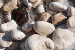 April: Kiesstrand bei Sur