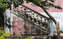 Oktober: Treppe eines verfallenen Krankenhauses 