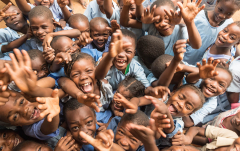 Titelbild: Schulkinder in Santana