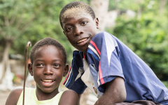 August: Jungs am Strand in Santana 