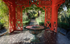 August: Pavillon im Amina Garten