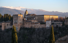 November: Alhambra vor der Sierra Nevada