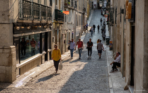 Juni: Altstadtgasse in Lissabon