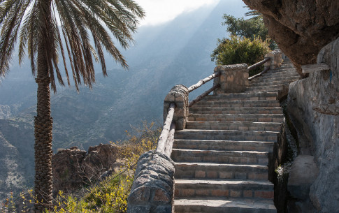 November: Treppe in der Bergoase Al Fayq
